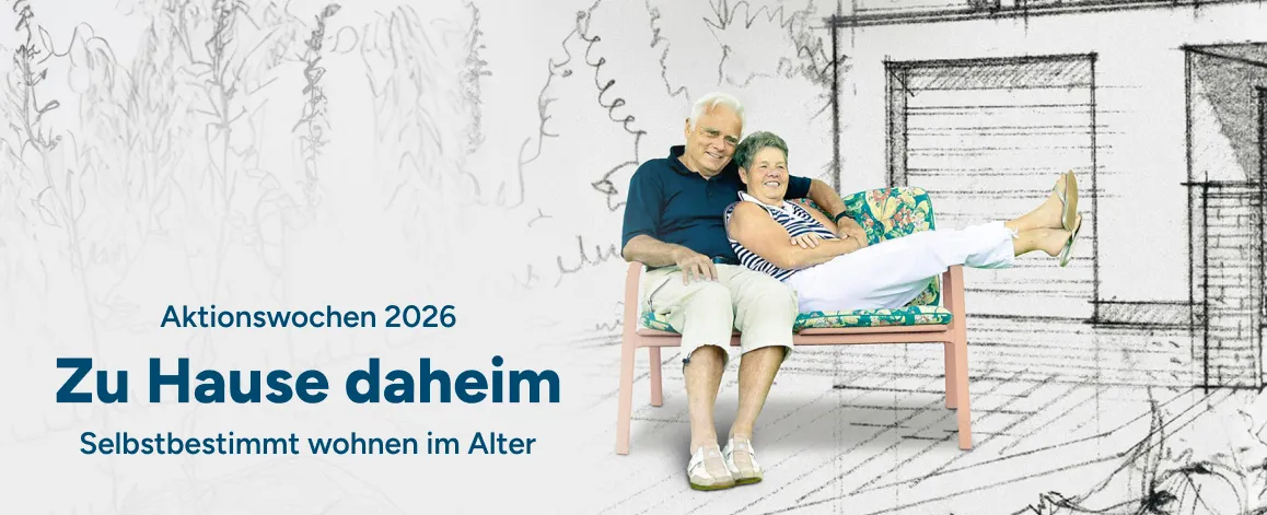Aktionswochen 2026 Zu Hause daheim - Selbstbestimmt wohnen im Alter - Älteres Paar sitzt relaxed auf einer Holzbank, Frau wird von Mann umarmt und streckt Beine über die Armlehne der Bank